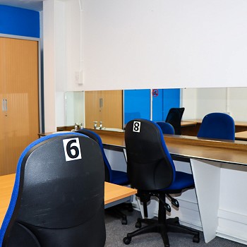 chadeiriau a desgiau yn y ystafelloedd llogi